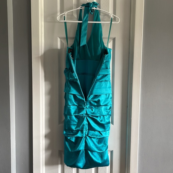 Le Chateau Dress - Picture 4 of 4